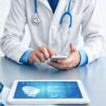 Ärzte diskutieren die medizinischen Bilder eines Patienten auf einem digitalen Tablet