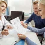Ärzte und ein Patient besprechen medizinische Ergebnisse in einem klinischen Umfeld