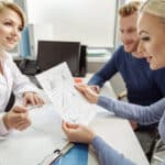 Ärzte und Patienten in einem Meeting diskutieren den gesundheitlichen Zustand